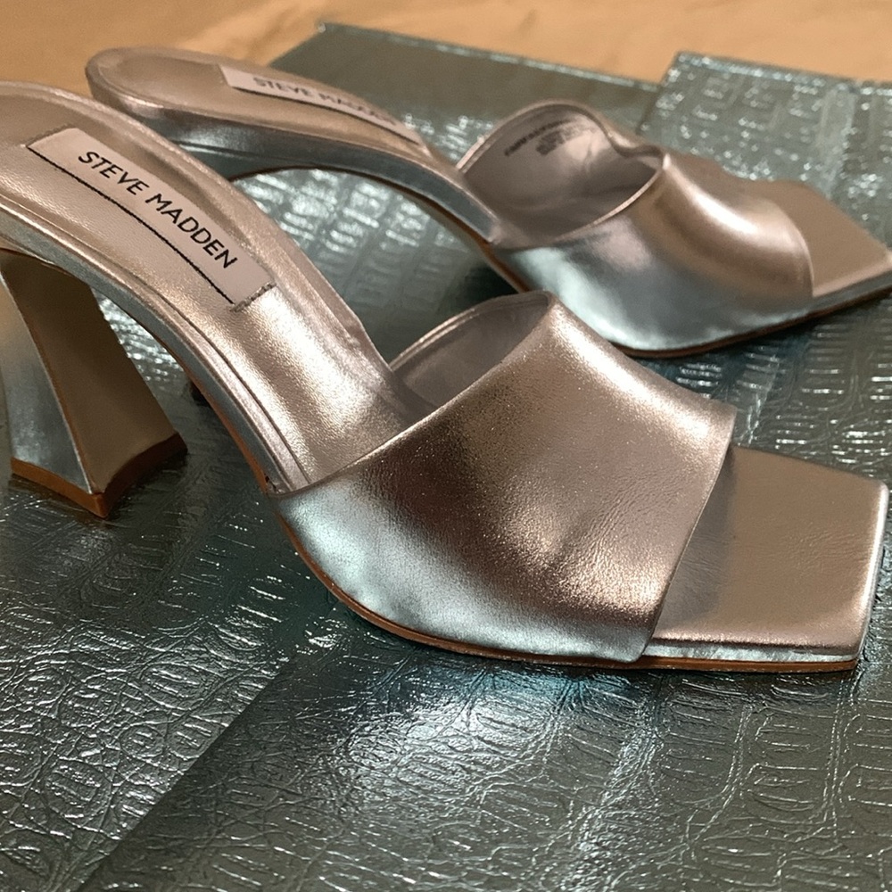 Steve Madden Metallic Silver Slide Wedge Sandals - Picture 2 of 7